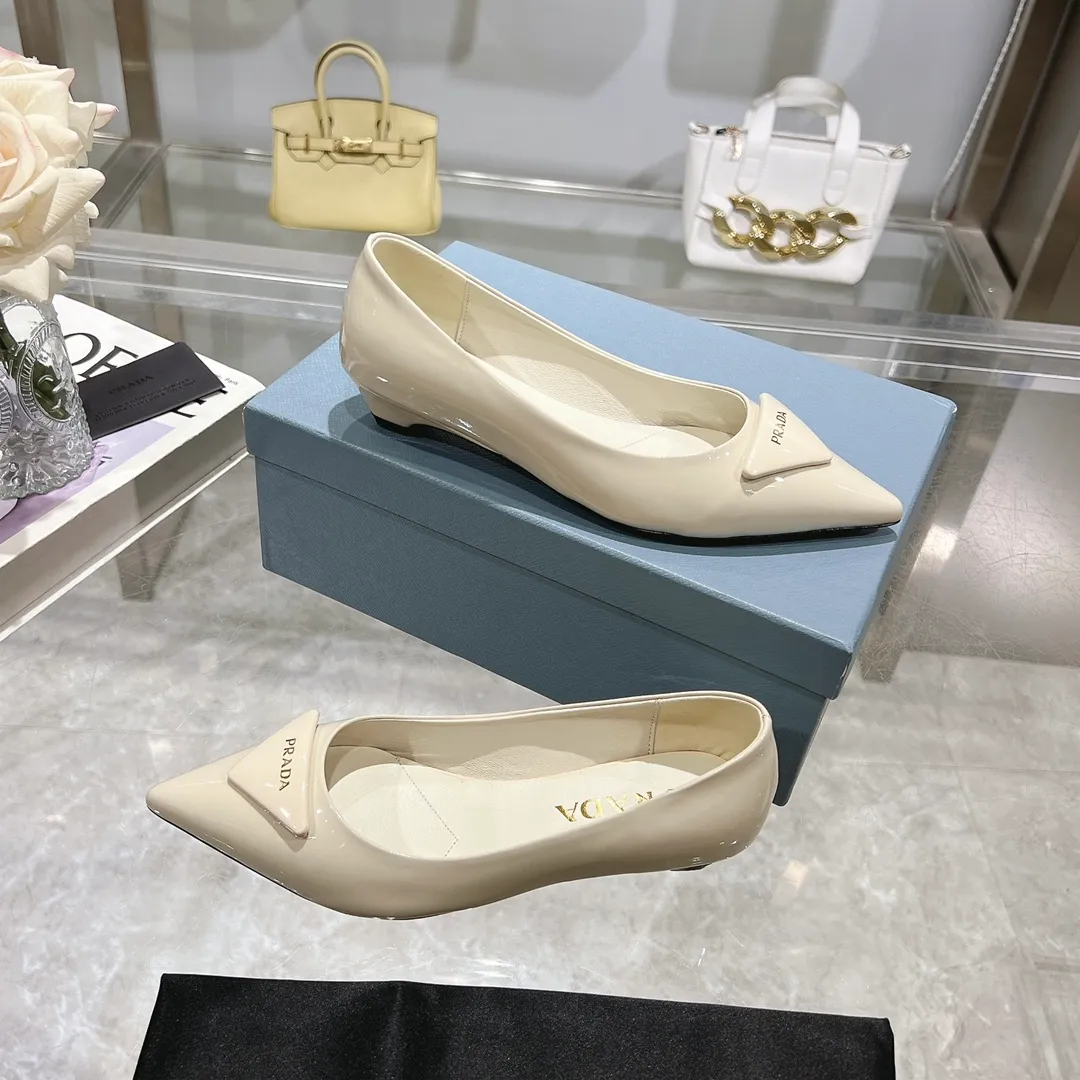 👟👟Ex-factory price 560👟👟 PRADA 2024𝐬𝐬Prada spring and summer new products, coming with strength! ❣️Fashionable and versatile nice item, original shoes developed from Italian counters and reproduced 1:1 according to the original taste. This year’s theme is not to be defined, embodying texture through simplicity and conciseness💛Top-grade patent leather with original 3D printing, the triangle logo is consistent with the original version, the goatskin lining is breathable and comfortable, and the genuine leather outsole. ⚛Size: 35-40 (41 customized) ⚛Original packaging accessories. ⚛Triangle deduction